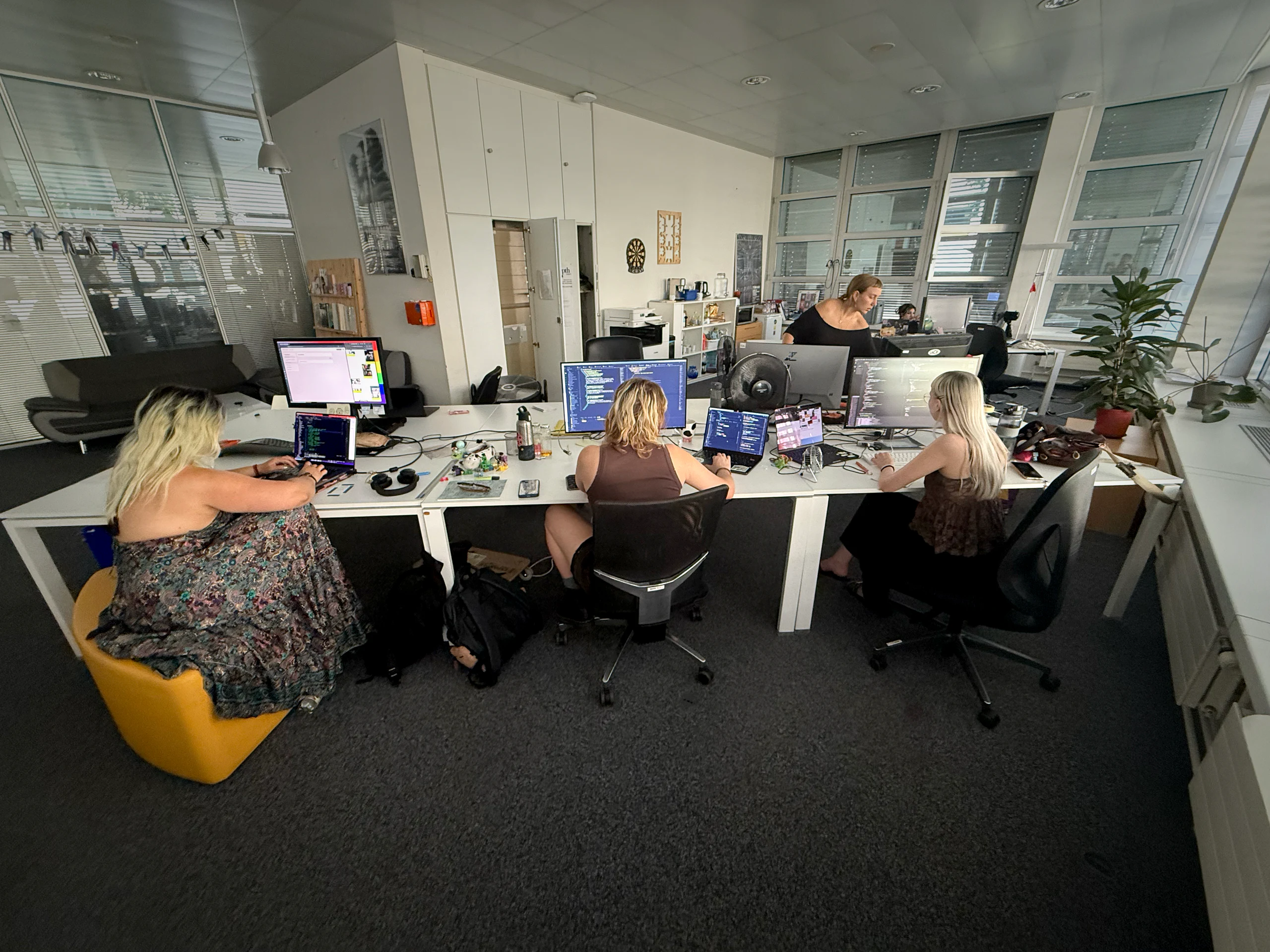 Trois cerveaux, des milliers de lignes de code, zéro pause