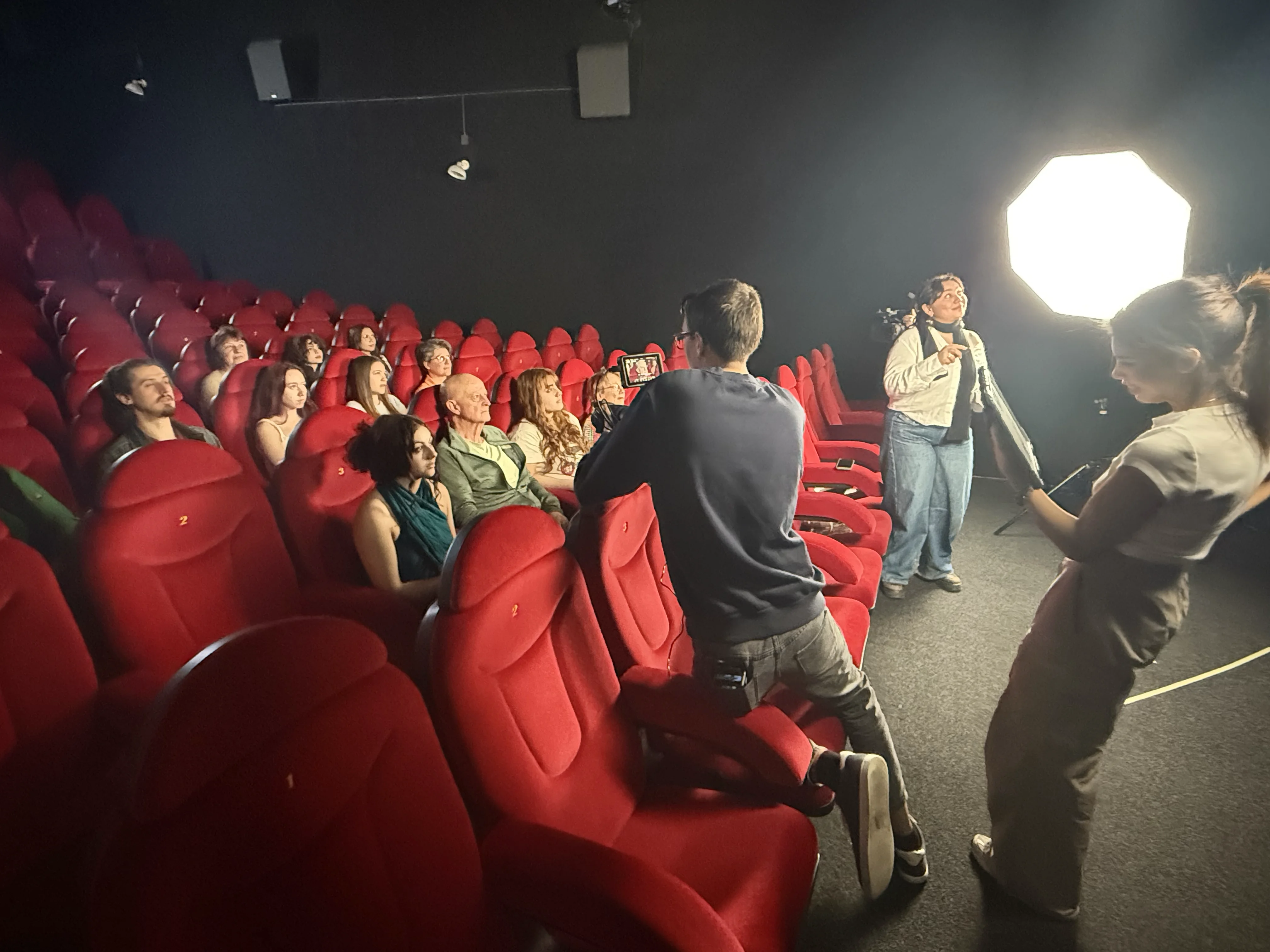 Tournage du pré-générique du FIFF dans les salles du Rex. Fribourg, décembre 2025