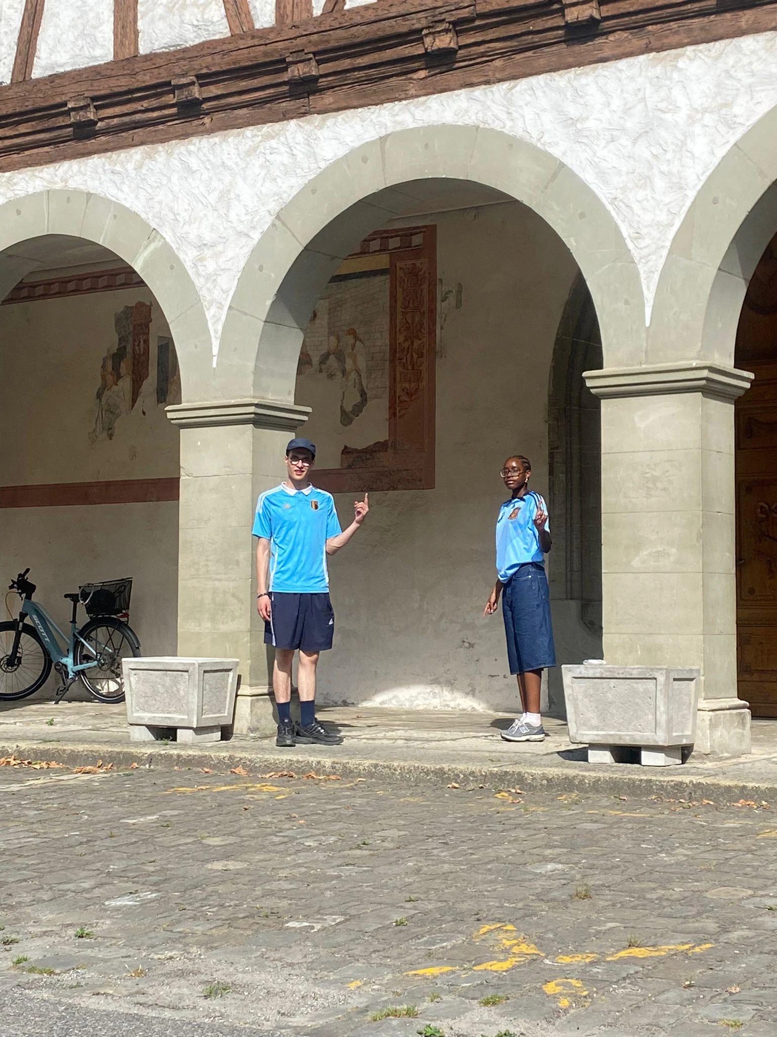 Stagiaires en préparation pour le tournage d'une scène en basse ville de Fribourg