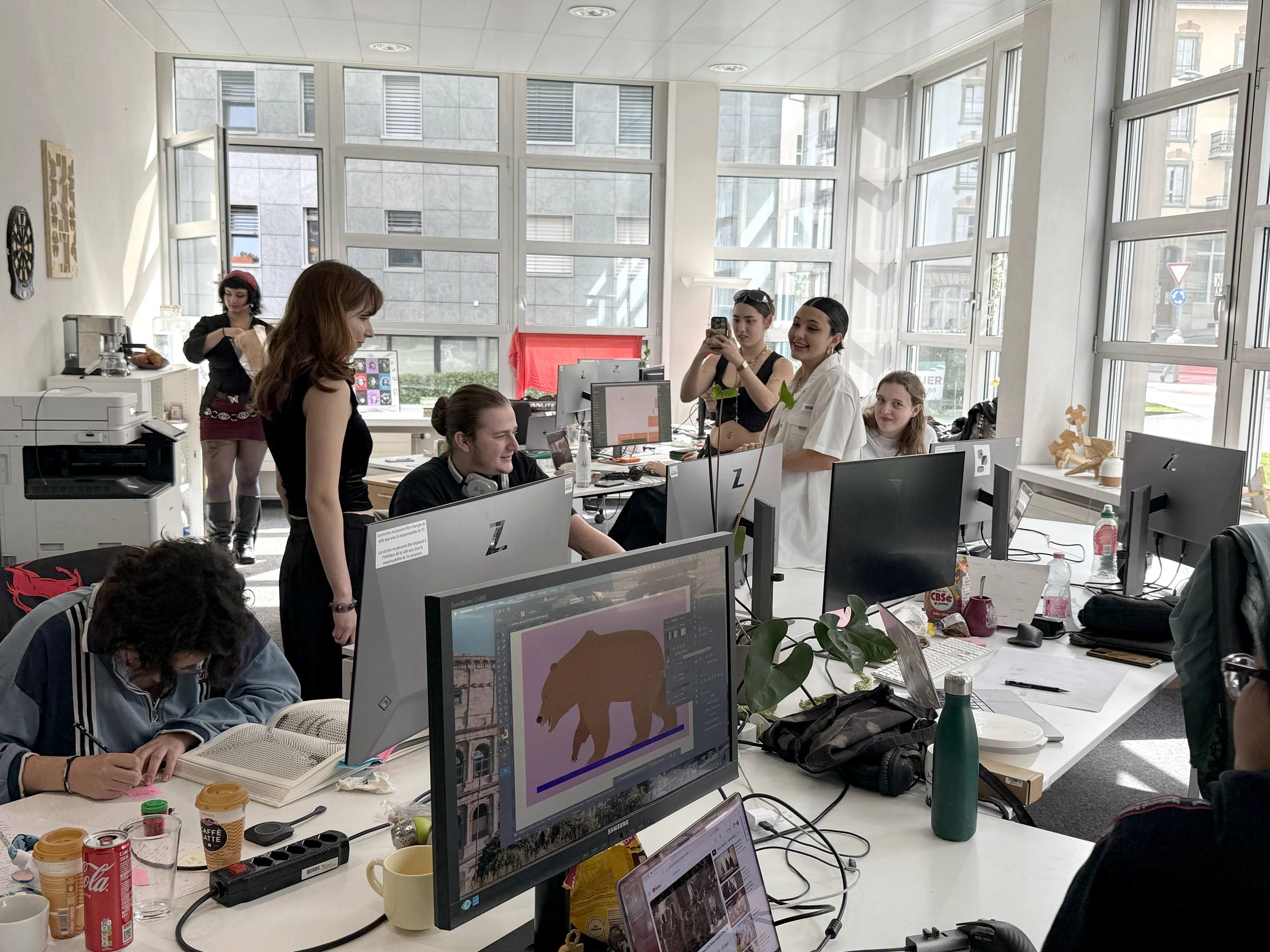 Tournage d’une séquence au sein du bureau de eikonlab pour une série de sketchs réalisée par les stagiaires mettant en scène les élèves de la session “Hivers 2026”. Fribourg, avril 2026 