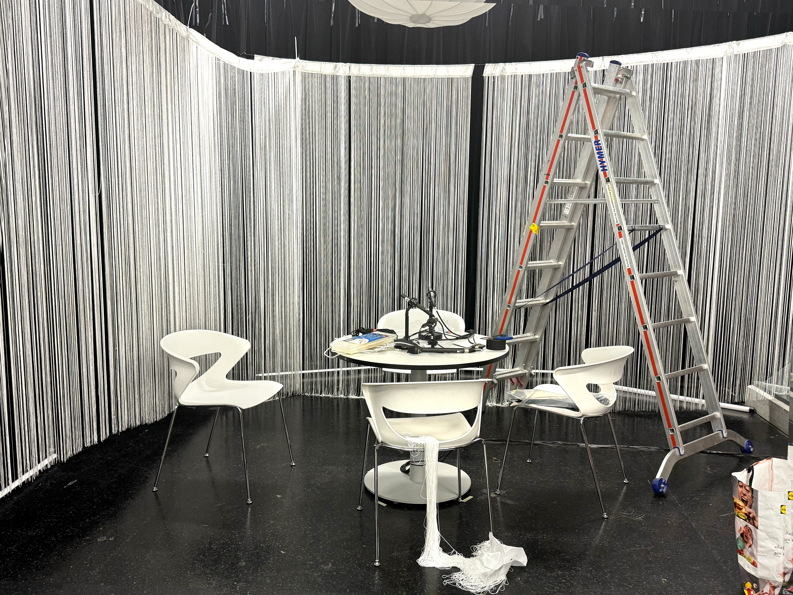 Préparation du plateau pour la table ronde organisée sur le thème de l’impact de l’IA sur la formation. A voir à cette adresse : https://youtu.be/lzudqzJSYZ8?si=e7vGv-39Tjozu1Se
