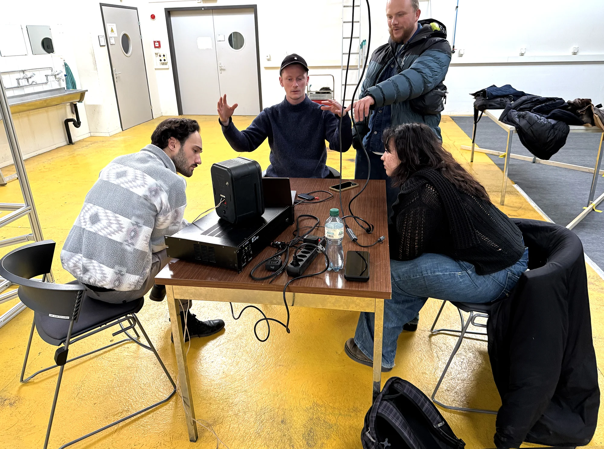Séance de travail lors du montage de l’installation “Déclic”, dans les locaux mis à disposition par l’Ecole des Métiers de Fribourg, en collaboration avec le collectif Minus3 et Hugo Siclier (étudiant de l’HEMU de Lausanne). Fribourg, novembre 2025. 
