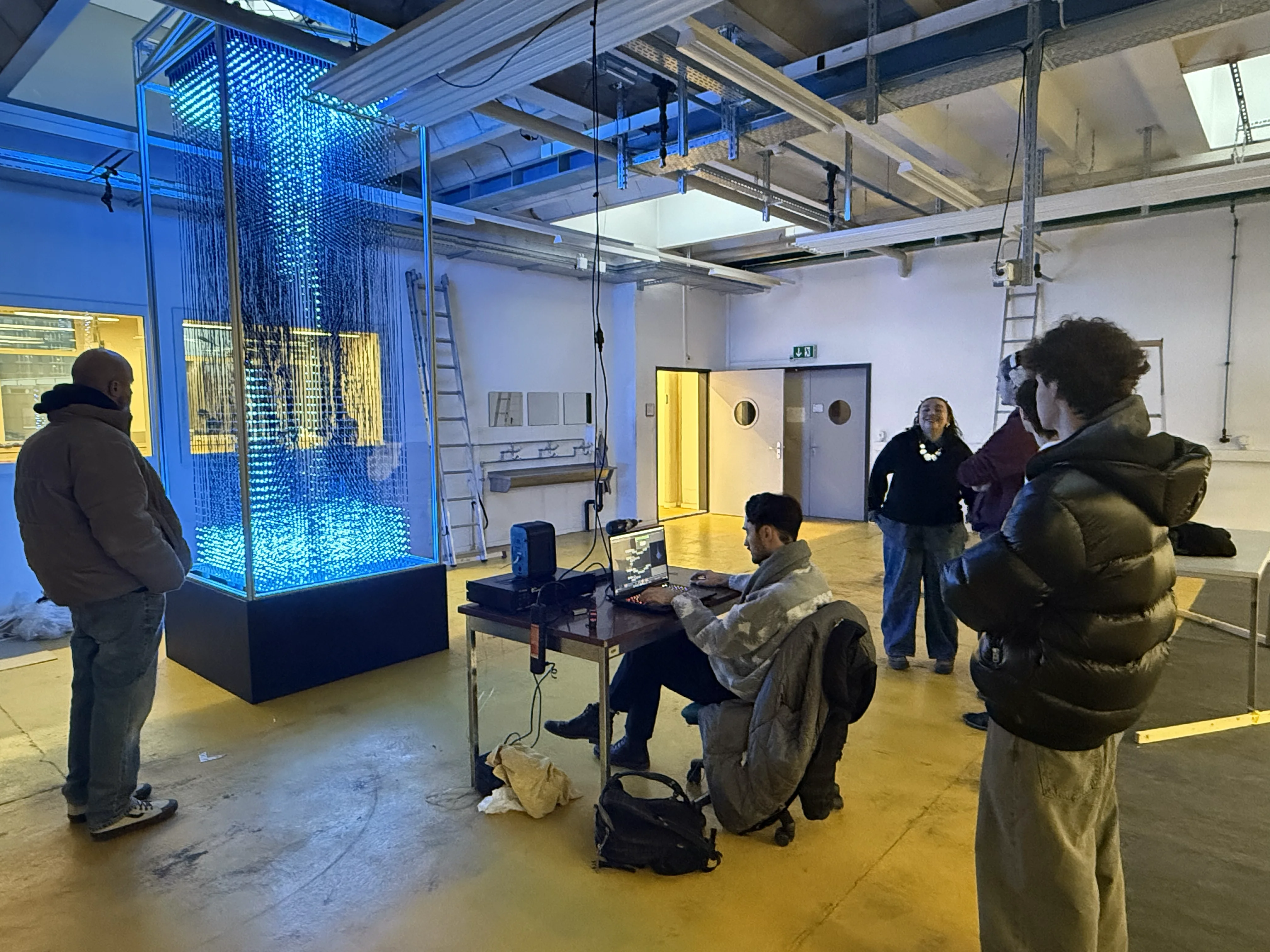 Derniers ajustements sur l’installation “Déclic” avant son départ pour l’inauguration du 130ème anniversaire de l’EMF. Fribourg, janvier 2026. 