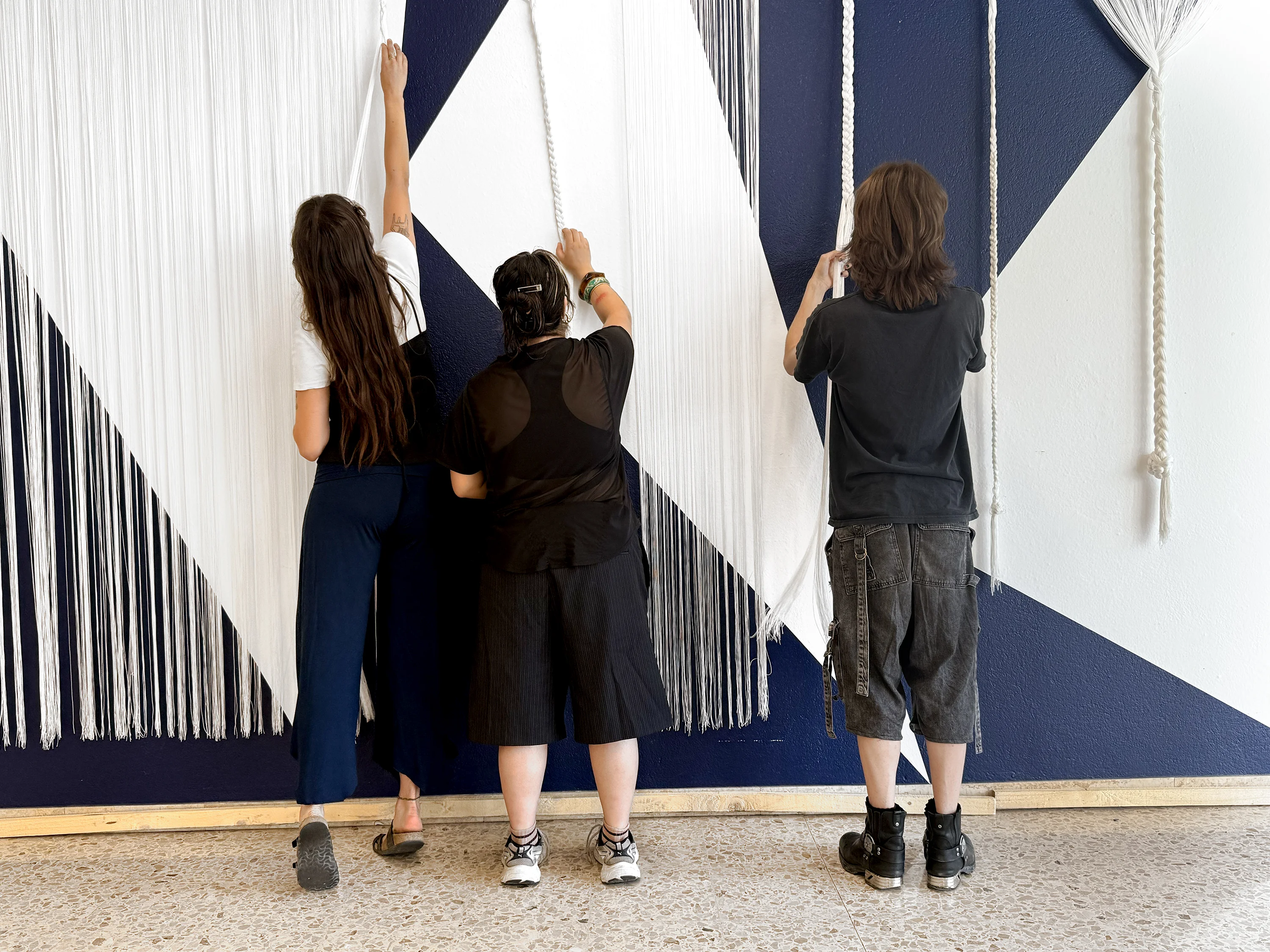 Mise en place de l’installation dans le hall d’accueil pour l’évènement RUNDED26, Faculté des sciences de l'éducation et de la formation. Fribourg, juin 2026