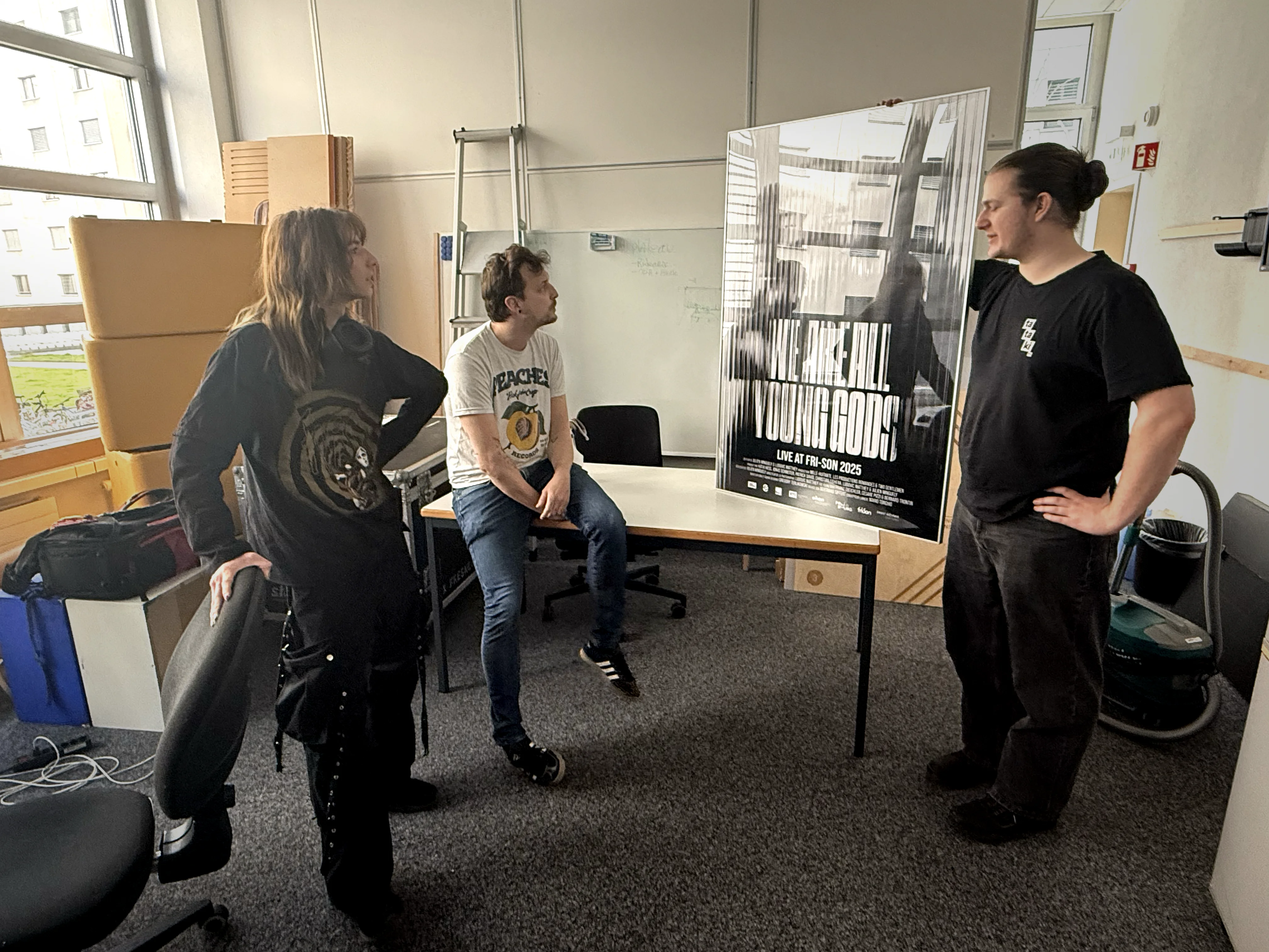 Discussion autour de l’affiche réalisée pour l’avant-première du concert filmé “We are all Young Gods” dans le cadre de la 40ème édition du FIFF. Fribourg, février 2026