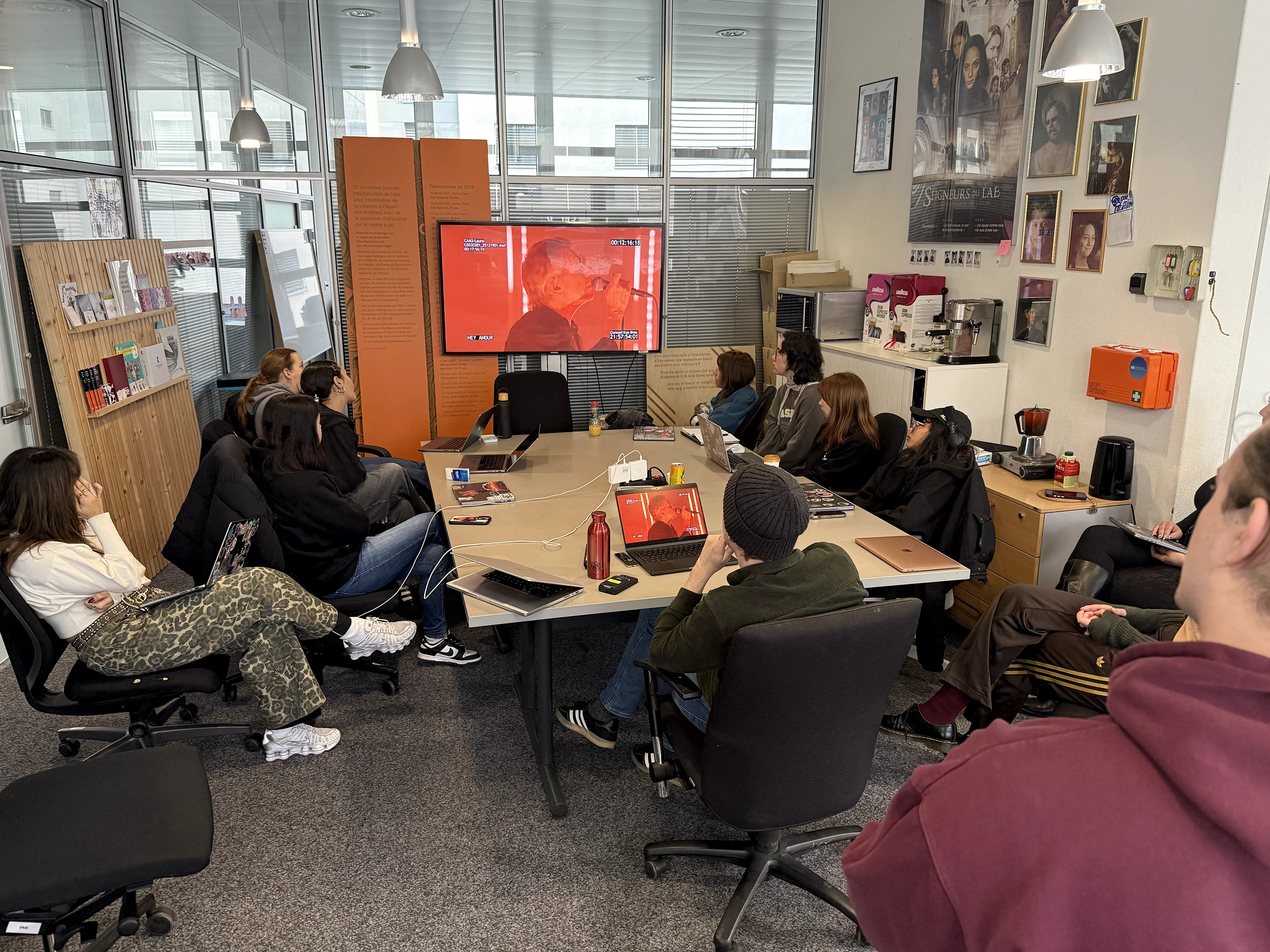 Présentation et analyse de certains extraits du montage final du docu-concert par Julien Minguely, à la fois co-réalisateur du film et encadrant à eikonlab. Fribourg, février 2026